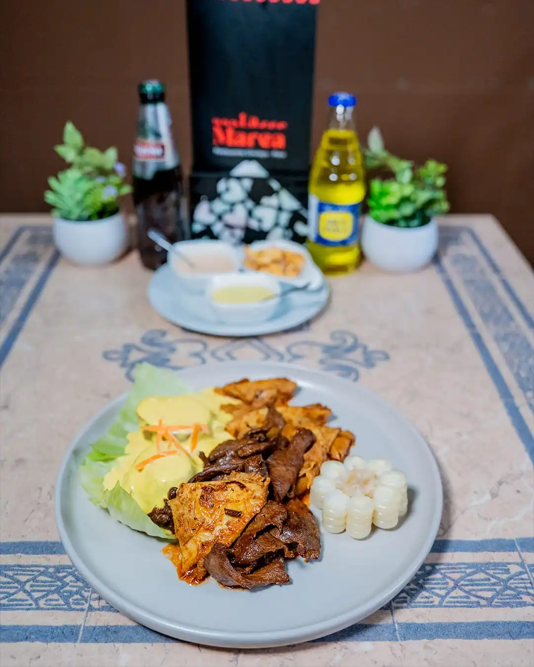 Anticucho con rachi - Plato criollo peruano