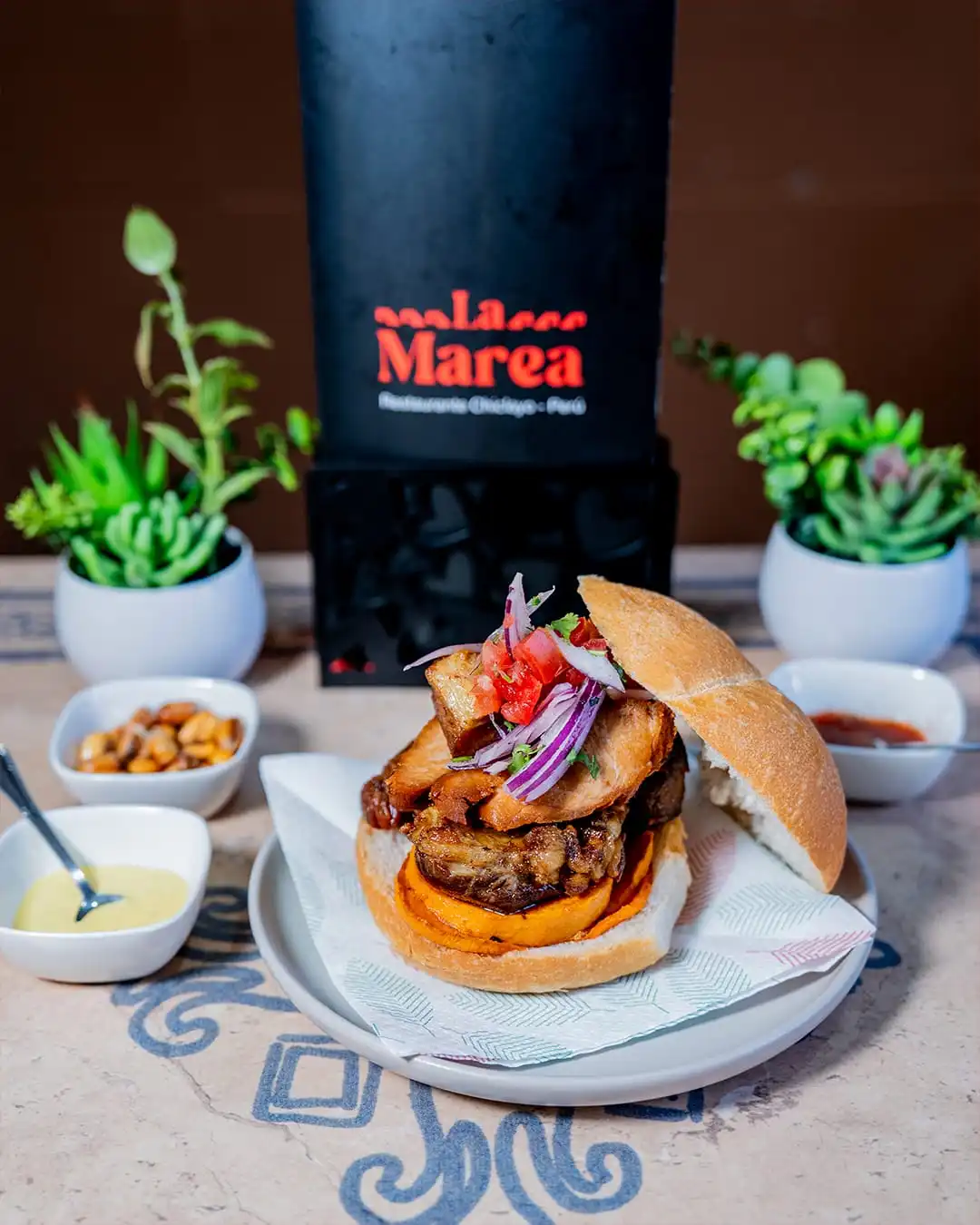 Pan con chicharrón - Desayuno peruano tradicional